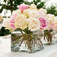 wedding-flower-arrangements-buffet-designs-using-beautiful-fresh-roses-arranged-in-the-clear-cubical-vases